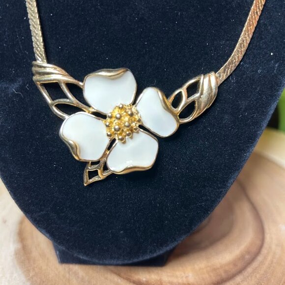 Vintage TRIFARI Off White Signed DOGWOOD FLOWER Pendant - Picture 1 of 4